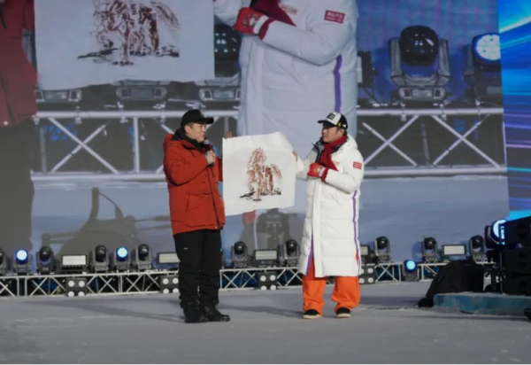 梦想大舞台惊喜再上新 非遗传承人现场制作冰版画送游客