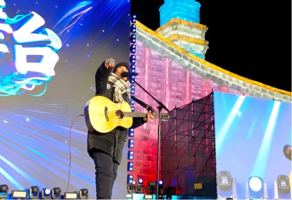 从漠河唱到冰雪大世界，这个民谣歌手在哈尔滨直播 45天，火了！