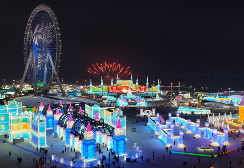 冰天雪地年味浓 游客在哈尔滨冰雪大世界庆小年