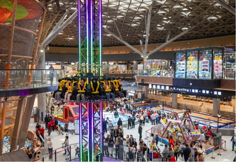 周末畅享亲子欢乐时光 四季游乐馆里满是欢声笑语