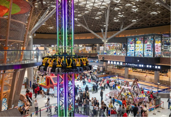 周末畅享亲子欢乐时光 四季游乐馆里满是欢声笑语