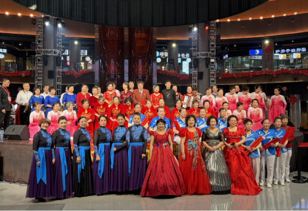 文艺点亮周末时光 省劳动模范艺术团联谊演出专场唱响冰雪美食馆