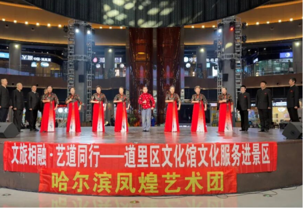 一天两场精彩演出 冰雪美食馆文艺氛围满满