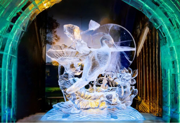 梦幻冰雪馆上新冰雕景观“一路连科·冰韵荷香”祝福八方来客