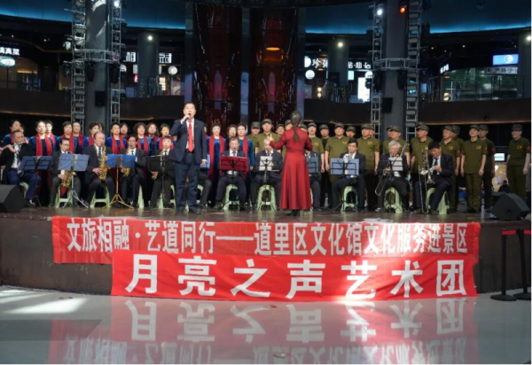 以歌润心 以舞传情 两场公益演出在冰雪美食馆温情上演