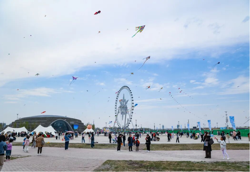 免费风筝已备好，哈尔滨冰雪大世界喊你“五一”假期一起放风筝！