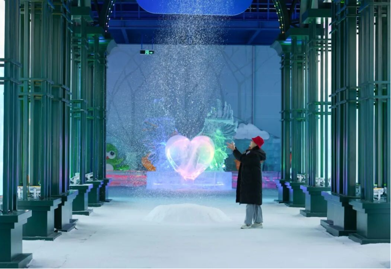 南方游客扎堆游览梦幻冰雪馆，享受反季冰雪的欢乐！