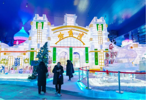 “反季冰雪”引爆错峰旅游热潮 梦幻冰雪馆迎来大批南方游客