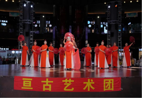 文艺演出轮番登场 冰城夏日再添精彩 冰雪美食馆全天好戏不断