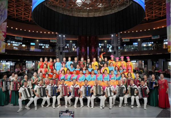 夏日冰城奏响文艺乐章 两场演出在哈尔滨冰雪大世界轮番上演