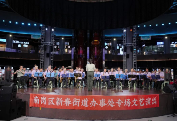 群英登台抒雅韵 缤纷演艺润盛夏  专场文艺演出在哈尔滨冰雪大世界精彩上演