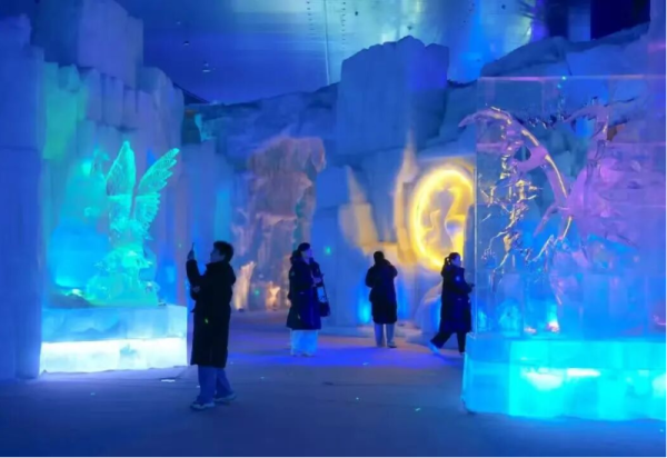 【媒体关注】高温季反向打卡｜梦幻冰雪馆迎大批南方旅行团