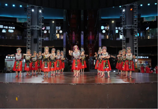 全天演艺精彩不停 三场演出在哈尔滨冰雪大世界收获满堂彩