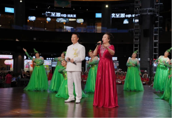 盛夏舞台添新意 缤纷展演悦人心 两场精彩演出在哈尔滨冰雪大世界收获满堂彩