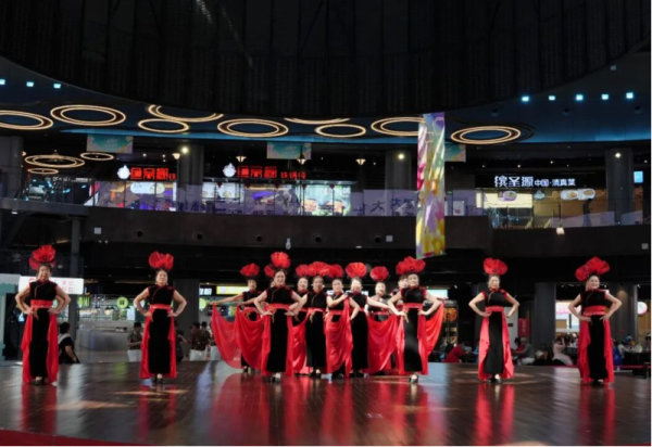 全天精彩不间断   尔滨之夏“康姿百德杯”大型文艺专场演出在哈尔滨冰雪大世界精彩上演