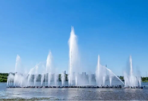 【媒体关注】水舞秀+萌宠捉泥鳅，冰雪大世界野趣公园成市民夏日消夏打卡地
