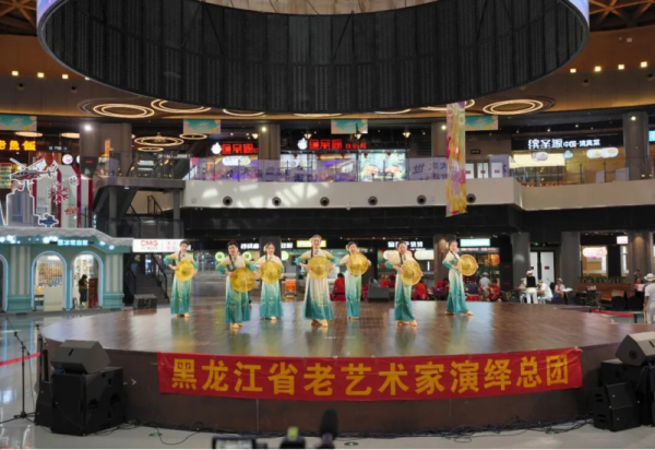 全天精彩不间断 两场公益演出点亮哈尔滨冰雪大世界秋日时光
