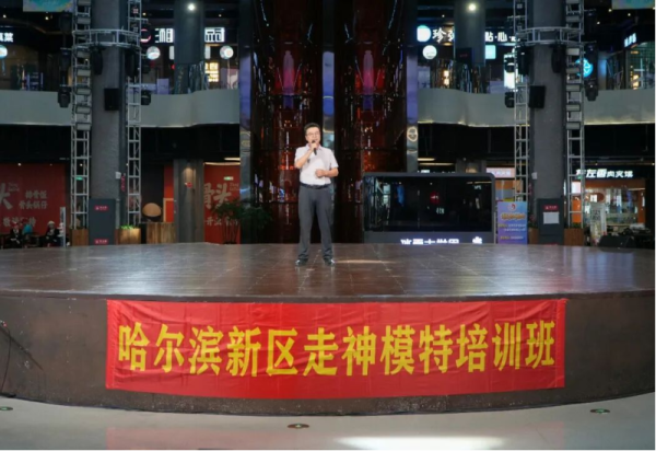 艺采飞扬映秋日 两场文艺演出在冰雪美食馆收获满堂彩