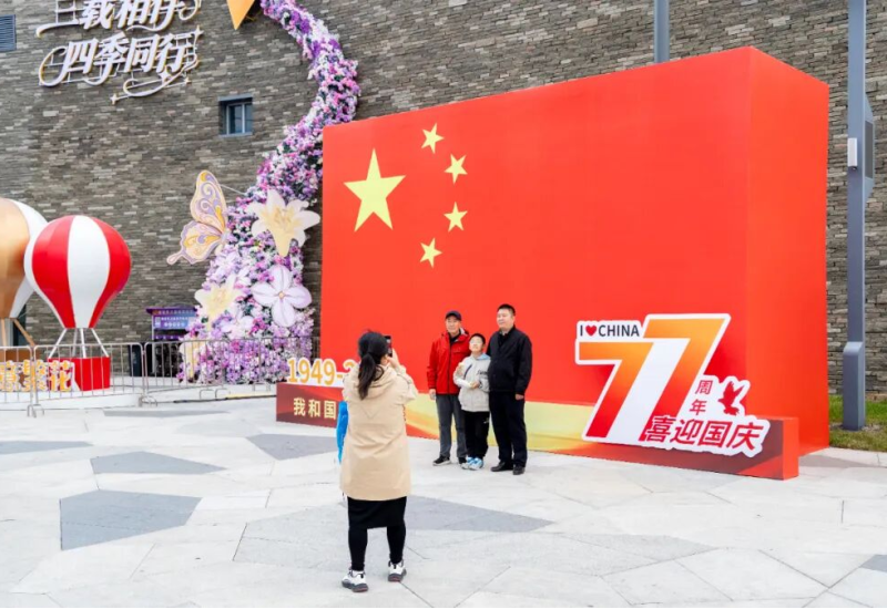 国庆欢乐进行时，哈尔滨冰雪大世界超多游玩亮点，为你带来多重快乐！
